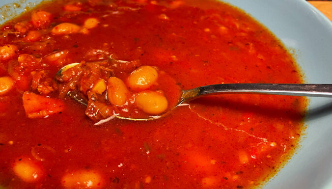 Spāņu zupa ar tomātiem un desu
