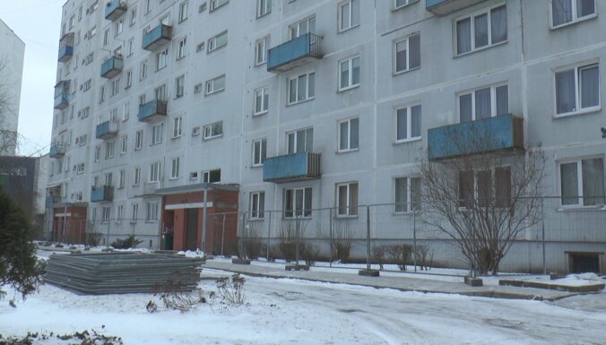 Jelgavā krīt balkonu margas, iedzīvotāji par remontu vienoties nespēj