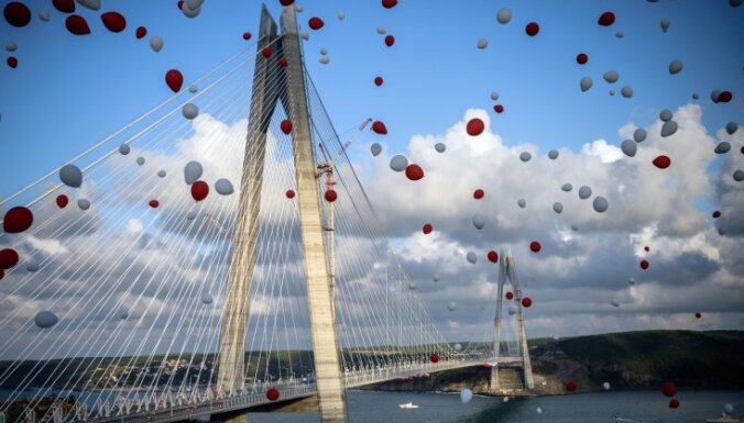 ФОТО, ВИДЕО: В Стамбуле открыт третий мост через Босфор