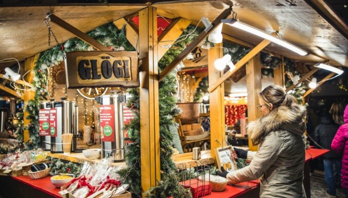 ФОТО. В Таллине открылся рождественский рынок и зажглась новогодняя елка