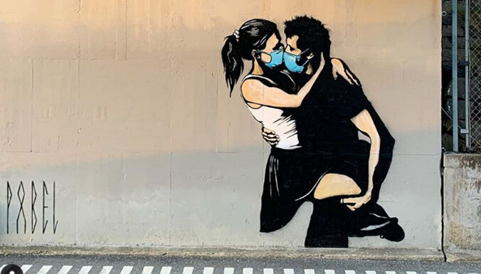 ФОТО. Поцелуй в масках — влюбленные пары запустили в соцсетях флешмоб