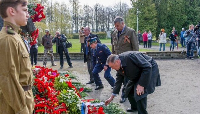 Вильнюс и Таллин на 9 мая: георгиевские ленточки, цветы и ветераны