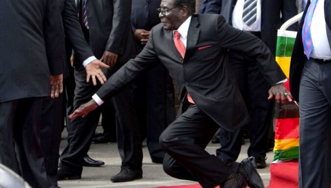 Diktators Mugabe pēc sava paklupiena sodījis 27 miesassargus