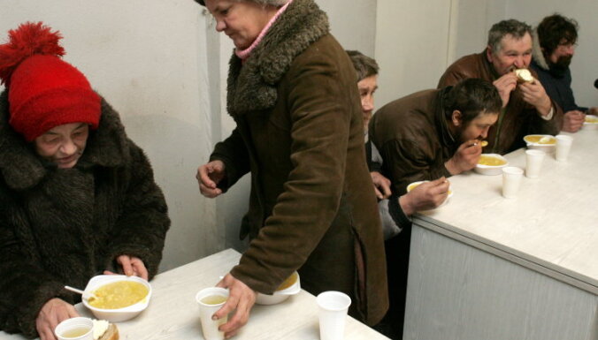 'Covid-19': Rīgā zupas virtuves turpina darbu, patversmē – karantīna