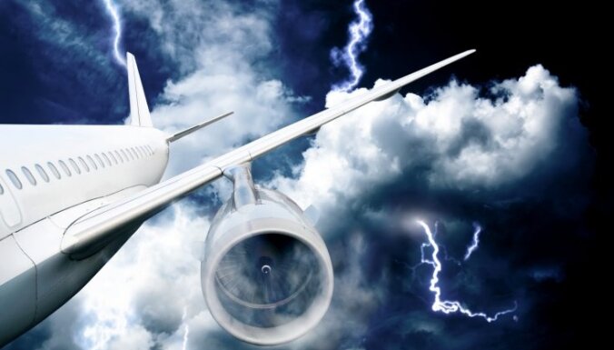 В самолет, летевший в Москву, попала молния