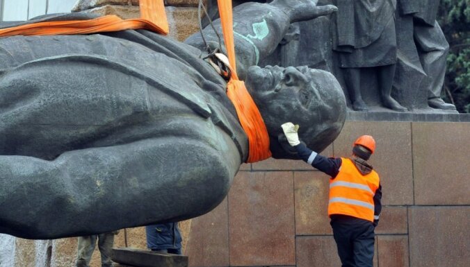 ФОТО: В Запорожье снесли самый большой на Украине памятник Ленину