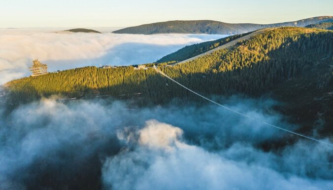 Čehijā tūristiem atvērts pasaulē visgarākais piekaramais tilts