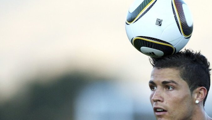 epa02189713 Portugal's national soccer team player, Cristiano Ronaldo, plays the ball during the training session at Bekker High School in Magaliesburg, South Africa, 06 June 2010, in view of the upcoming FIFA World Cup in South Africa.  EPA/ESTELA SILVA