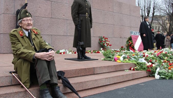 Участники шествия легионеров возложили цветы к Милде