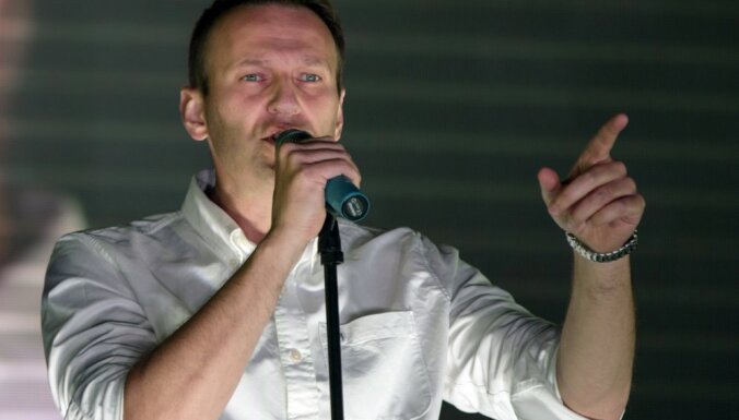 Навальный просит снять судимость для участия в выборах президента России