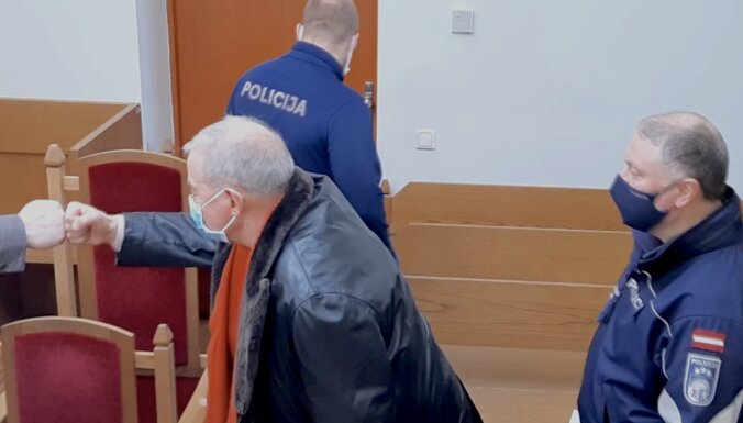 Video: 'Drīz redzēsimies!' – Lembergu pēc sprieduma pasludināšanas apcietina tiesas zālē