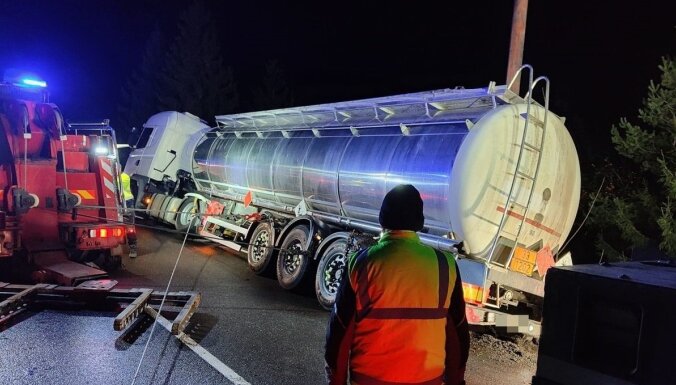 ФОТО. Польша: водитель бензовоза из Латвии врезался в заградительный барьер
