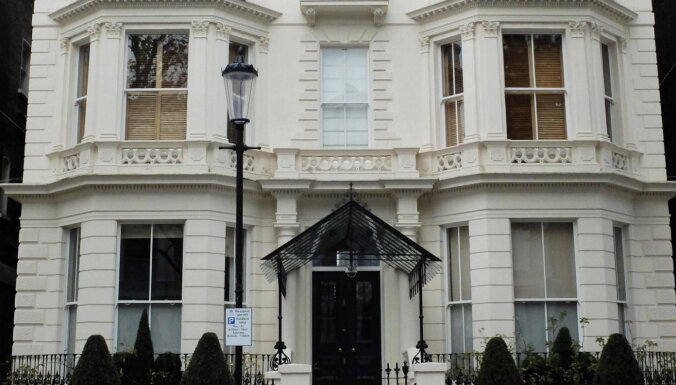 Maskā tērpts laupītājs apzadzis Bekhemu savrupnamu Londonā