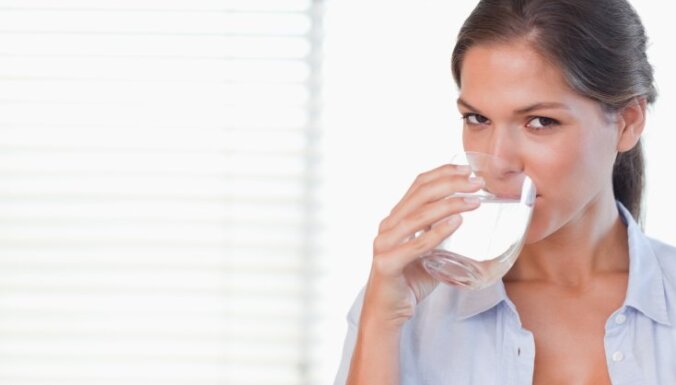 Больше половины жителей Латвии выпивают меньше литра воды в день, каждый десятый злоупотребляет кофе