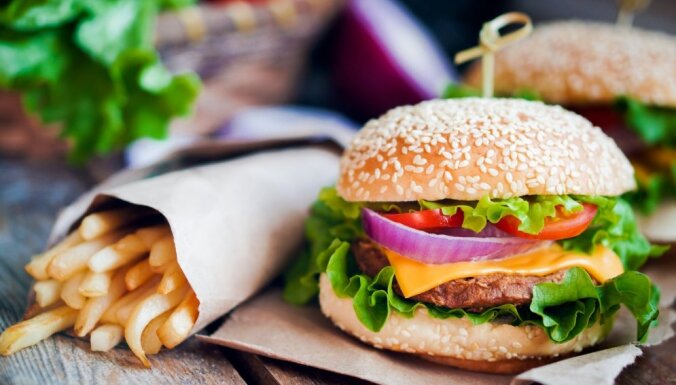 Domājot par nedēļas nogali laikus – desmit gardas burgeru receptes dārza ballītei