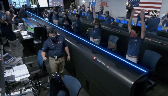 NASA rovers veiksmīgi piezemējies uz Marsa; jau saņemti pirmie foto
