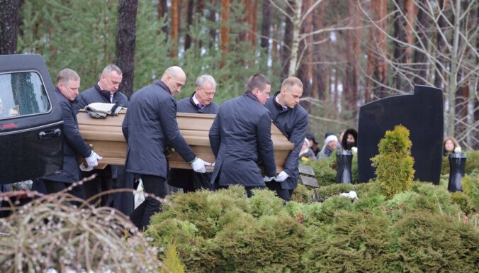 Foto: Baltezera kapos atvadās no pavāra Mārtiņa Rītiņa