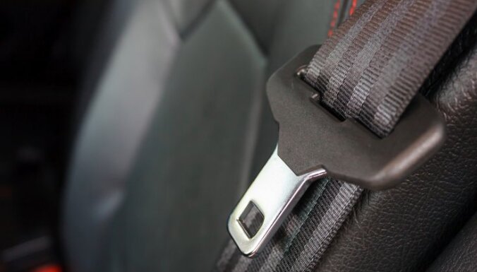 Почти каждый десятый латвиец не пристегивается ремнем безопасности в автомобиле