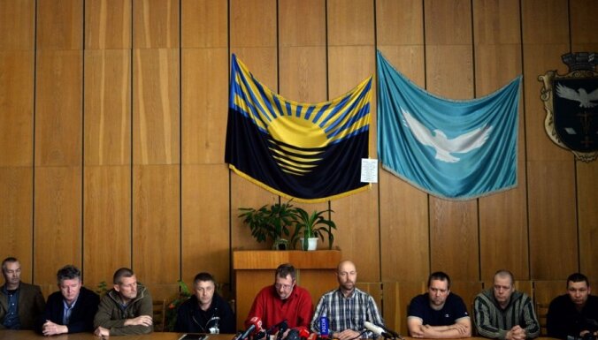 Ukrainas separātisti atrāda medijiem sagūstītos novērotājus
