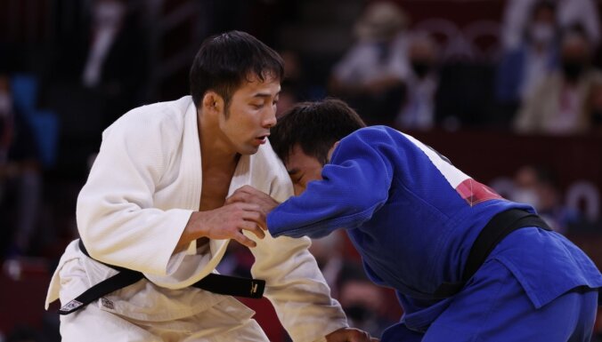 Džudists Naohisa sagādā Japānai pirmo zelta medaļu Tokijas spēlēs