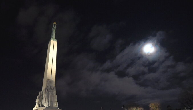 Тысячи человек собрались у памятника Свободы оценить праздничную подсветку