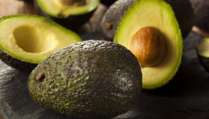 Три способа сделать так, чтобы разрезанный авокадо не темнел на воздухе