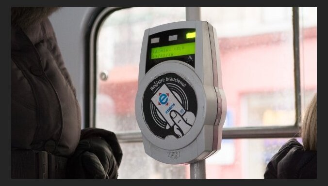 Atbalsta koda biļešu ieviešanu Rīgas sabiedriskajā transportā