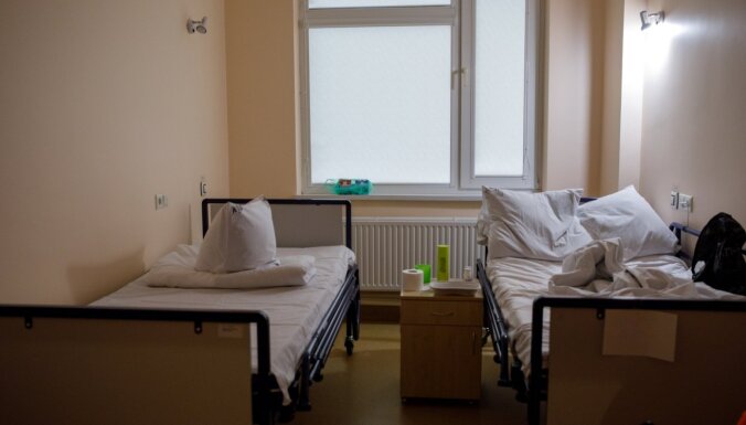 Diennakts laikā stacionēto Covid-19 pacientu kopskaits Latvijā samazinājies līdz 880