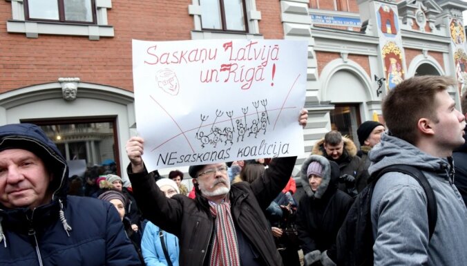 'Rokas nost no Rīgas domes!' – 'Saskaņas' sapulce noslēdzas ar bungām un bez incidentiem