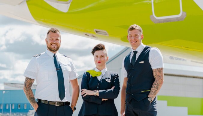 Татуировки и пирсинг разрешены: airBaltic упростил правила униформы для сотрудников