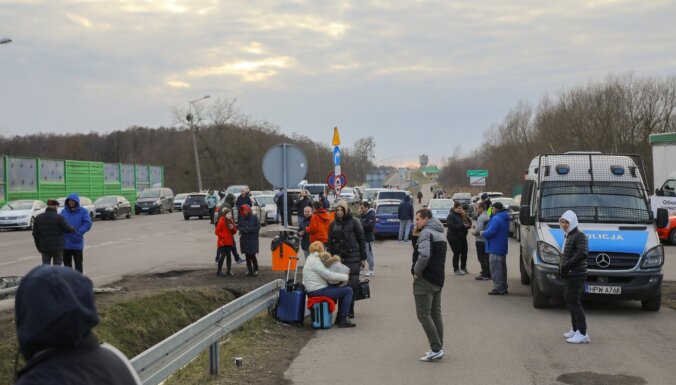 Сегодня эвакуационным рейсом из Львова в Ригу прибудут более 30 человек