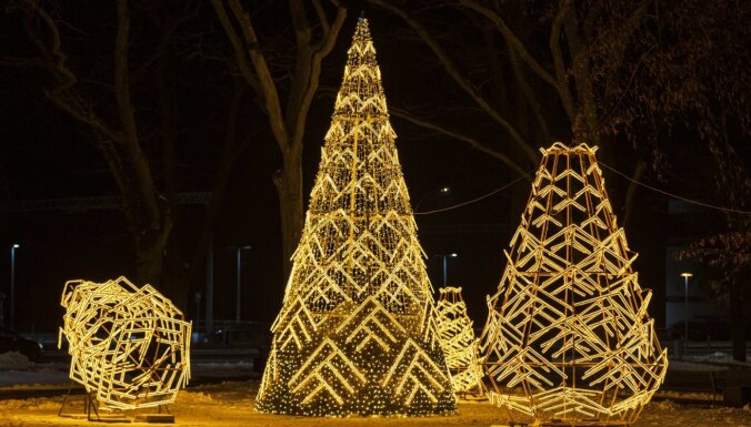 ФОТО. Елки, снеговики и Парк света: Юрмала принарядилась к Рождеству и Новому году