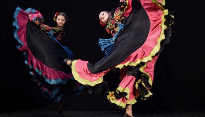 Foto: Ar krāšņiem priekšnesumiem atklāts Baltijas baleta festivāls