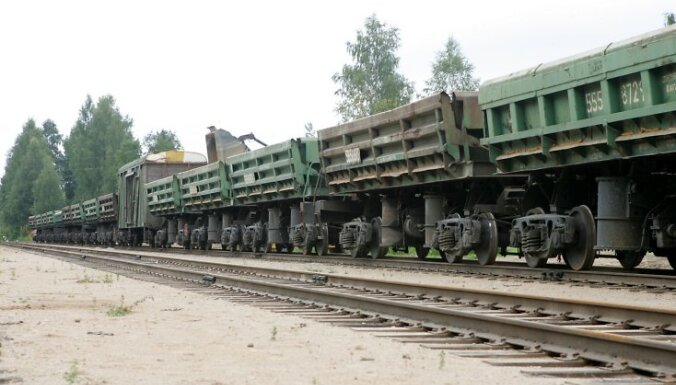 26.08.2009. Mārcienas dzelzceļa stacijas atklāšanas pasākuma laikā vagonos tiek iekrautas pirmās kravas, kuras nosūtīs patērētājam.