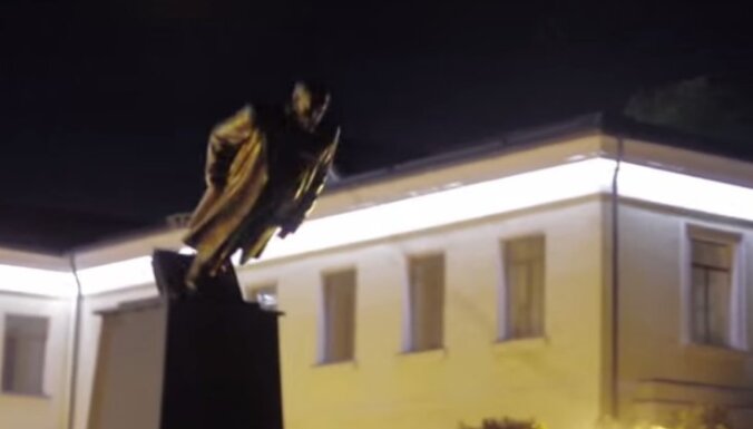Video: Harkovā nogāzti vēl divi Ļeņina pieminekļi