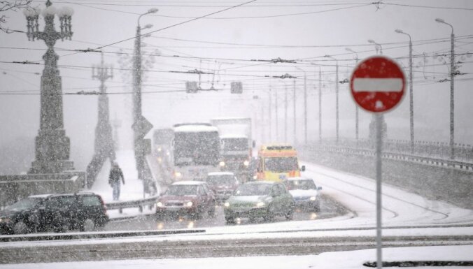 Снег осложняет движение транспорта в Риге и на всей территории Латвии