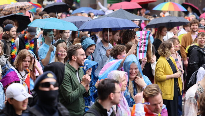 ФОТО: В Риге завершилось прайд-шествие – в нем участвовали 5 тысяч человек, один задержан (ДОПОЛНЕНО)