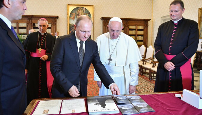 Папа римский принял в Ватикане опоздавшего на час Путина