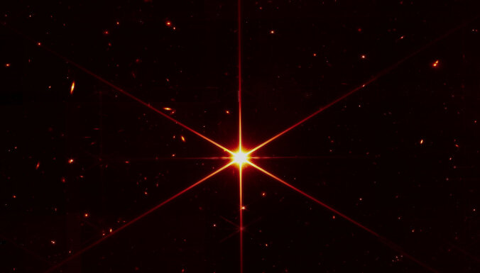 Veba teleskops 'uzlicis brilles' un atsūtījis pirmo nesadrumsloto zvaigznes attēlu