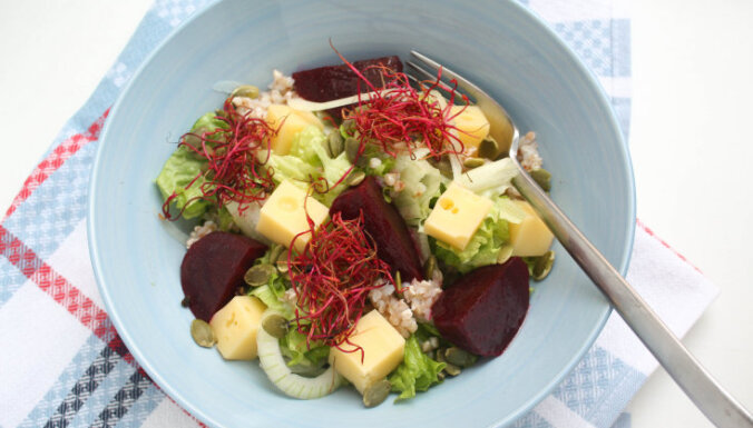Griķu un sarkano biešu salāti ar Holandes sieru un lapu salātiem