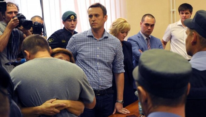 Россия: Навальный получил условный срок вместо реального