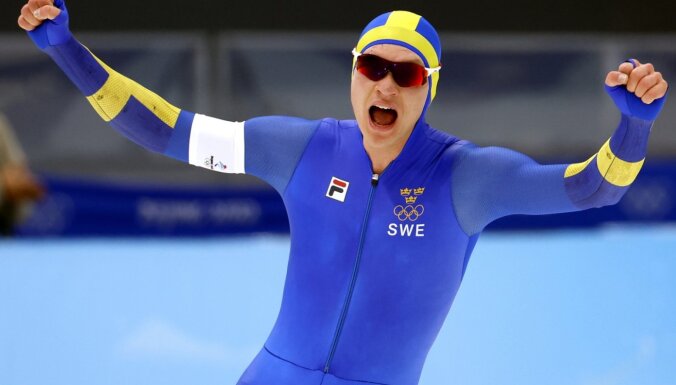 Zviedrs van der Pūls neticamā veidā labo olimpisko rekordu ātrslidošanā un triumfē Pekinā