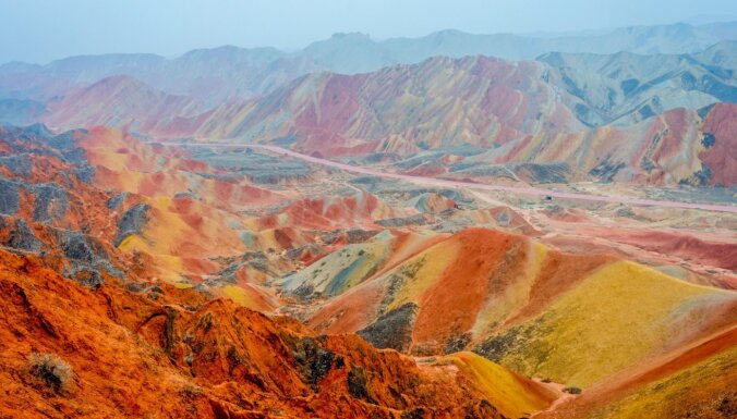 Dabas fenomens Ķīnā – krāsainā kalnu ieleja 'Zhangye Danxia' dabas parkā