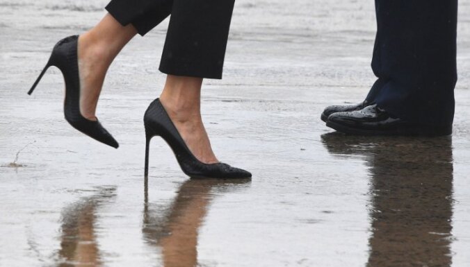 Меланию Трамп упрекнули за туфли на шпильках в "тонущем" Техасе