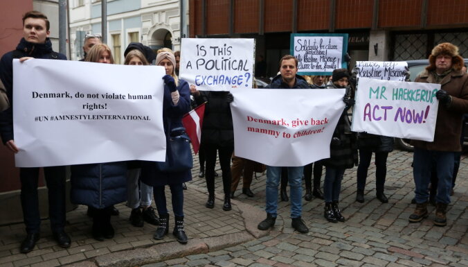 "Не отнимайте у детей мать!" В Дании прошел протест против выдачи Мисане ЮАР