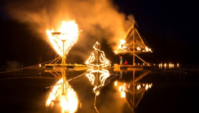 Foto: Saulgriežu naktī ezera krastā aizdedzina uguns skulptūras