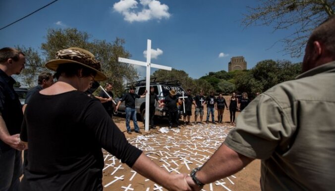 Dienvidāfriku pārņem protesti pret balto fermeru slepkavībām