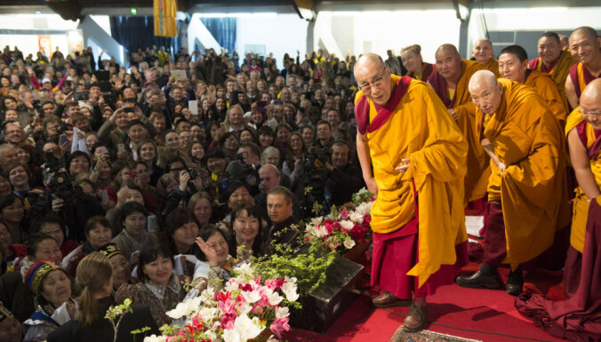 Нам промыли мозги, будто деньги ‒ источник счастья. Что сказал Далай-лама XIV перед учениями в Риге