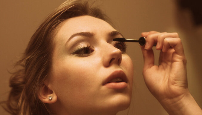 "Чуть не ослепла": почему опасно спать с макияжем