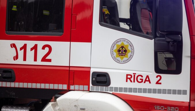 Ugunsdzēsēji pirmdien Rīgā no liesmām izglābuši astoņus cilvēkus